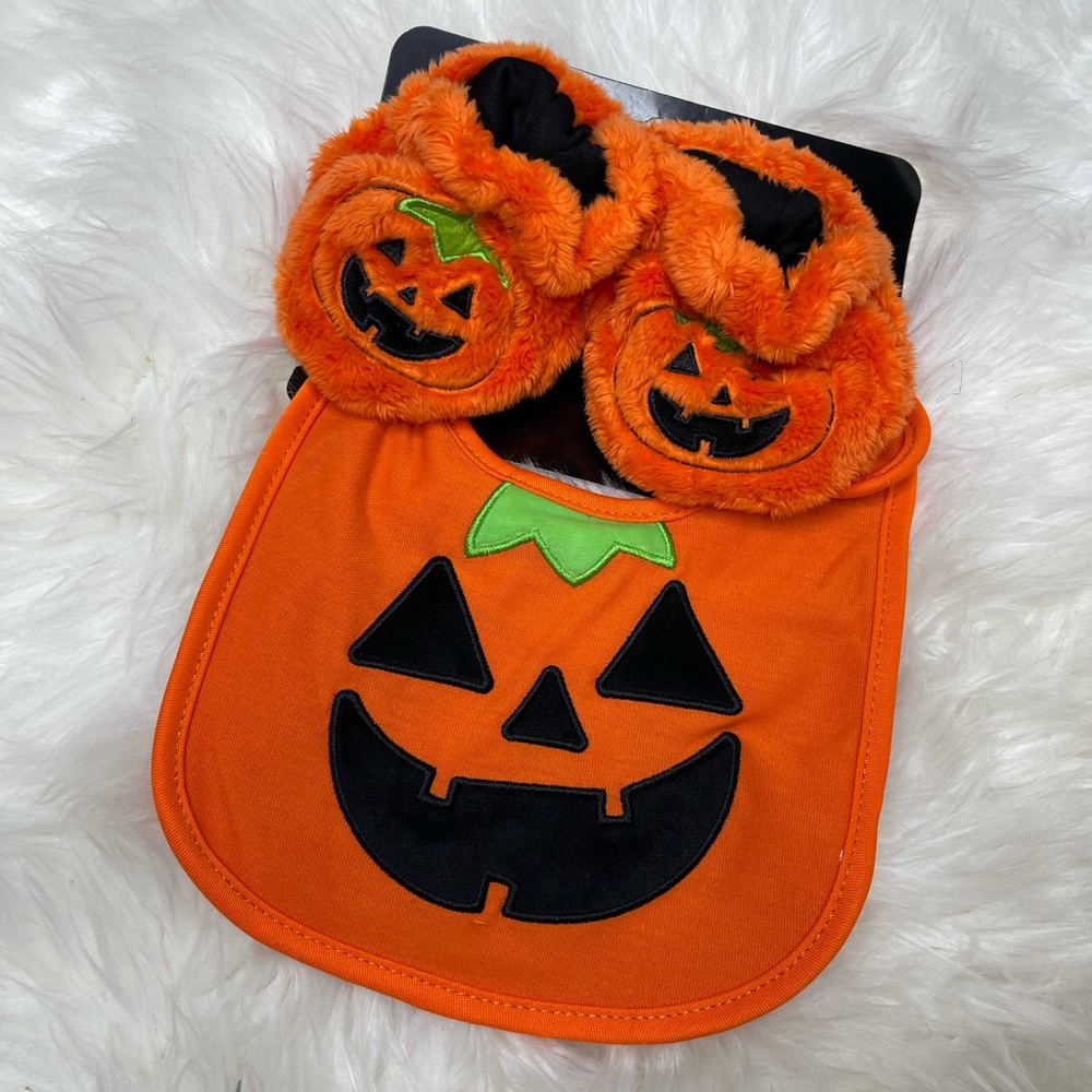 🧡🎃 Baby Bib and Booties Set 🎃🧡